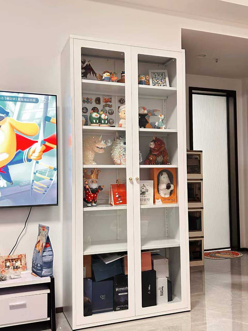 A multi-color low cabinet with high-looking glass doors suitable for living rooms and bedrooms